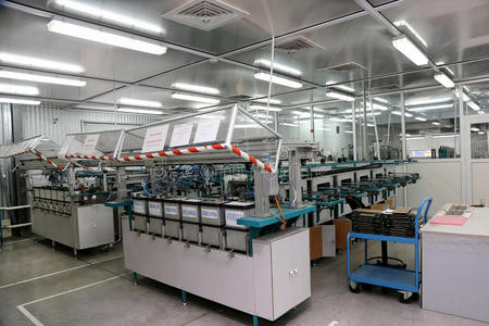 工程師在工廠調(diào)整機(jī)器